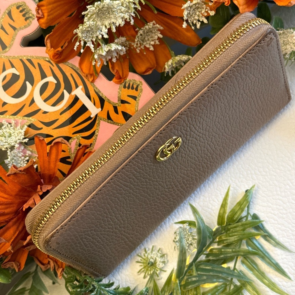 Gucci Leather Zip Around Wallet. - Picture 10 of 14